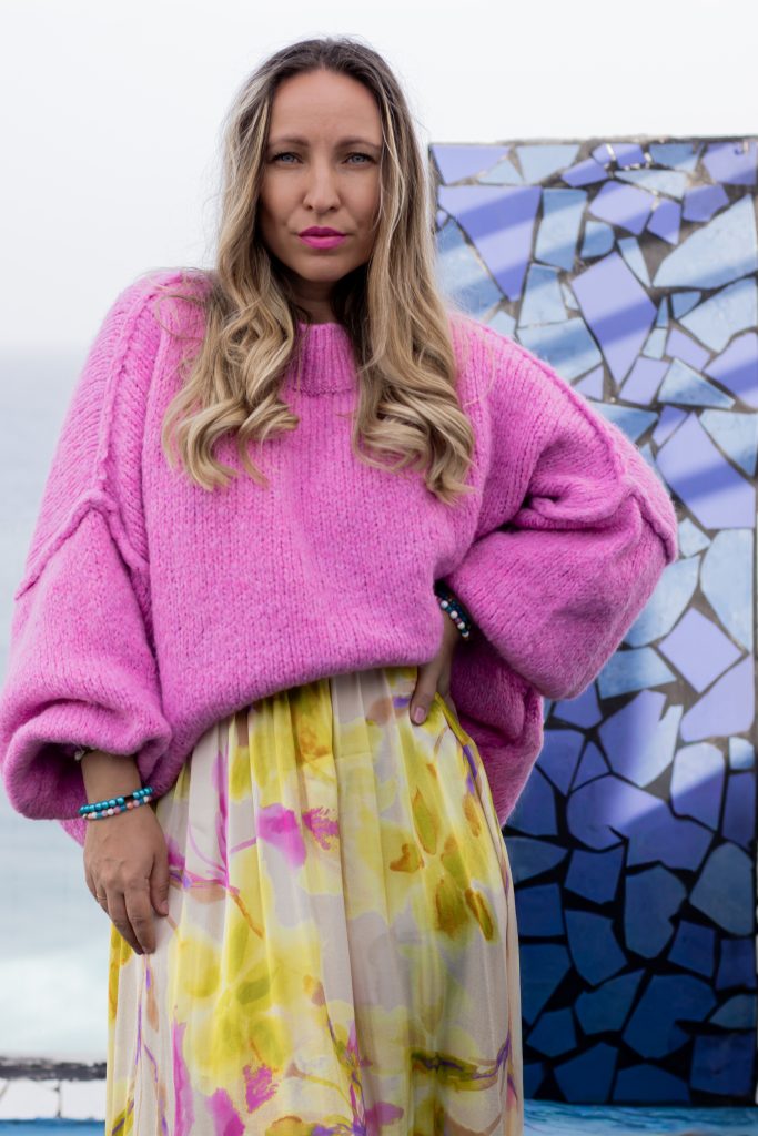 Oversize Pullover mit Seidenkleid