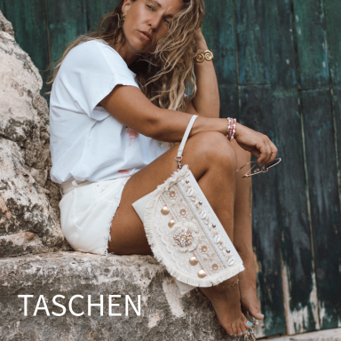 Junge Frau sitzt mit weißer Tasche und blickt nachdenklich in die Kamera.