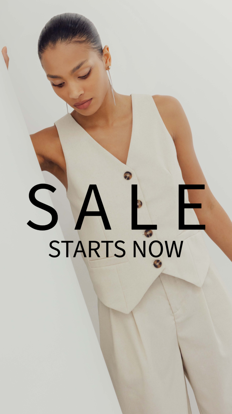 Beige Weste mit Knöpfen, Model posiert vor weißem Hintergrund, Hinweis auf einen Sale.